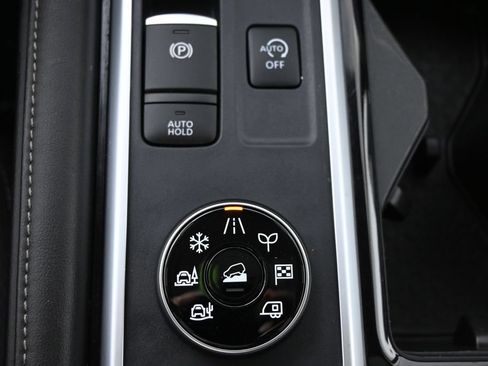 Used 2024 Nissan Pathfinder SV w/ SV Premium Package AWD/4WD image 32