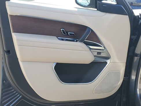 Used 2024 Land Rover Range Rover SE image 5