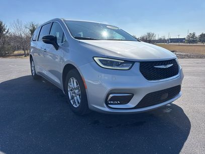 Used 2024 Chrysler Pacifica Touring-L