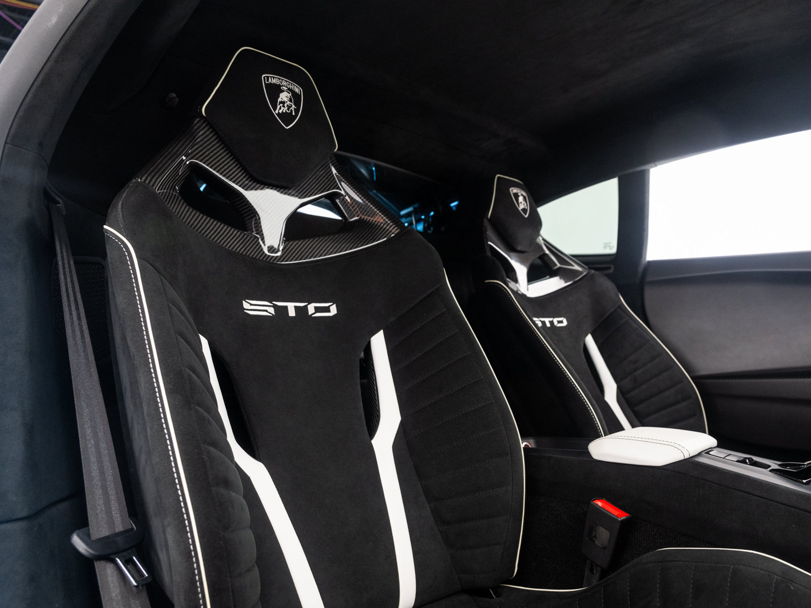 Used 2022 Lamborghini Huracan STO RWD image 43