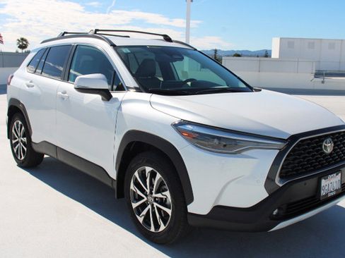 Certified 2023 Toyota Corolla Cross XLE image 2