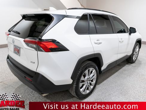 Used 2019 Toyota RAV4 XLE Premium FWD image 5