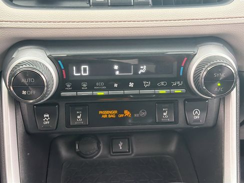 Used 2020 Toyota RAV4 XLE Premium image 23