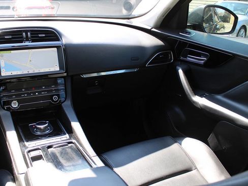 Used 2019 Jaguar F-PACE Premium AWD/4WD image 16