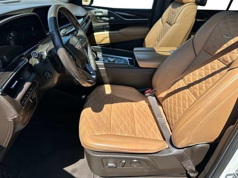 Used 2021 Cadillac Escalade Premium Luxury w/ LPO, Illumination Package AWD/4WD image 20