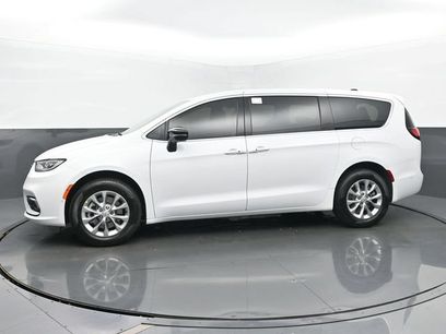 New 2025 Chrysler Pacifica Select w/ Uconnect Theater Family Group