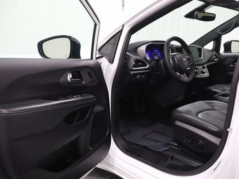 Certified 2025 Chrysler Pacifica Select FWD image 21