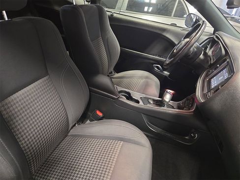 Used 2019 Dodge Challenger SXT image 10