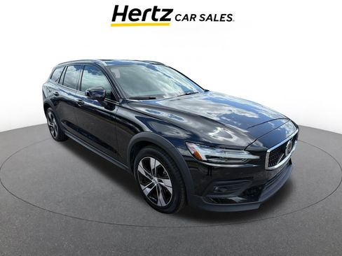 Used 2025 Volvo V60 B5 Cross Country Plus image 1