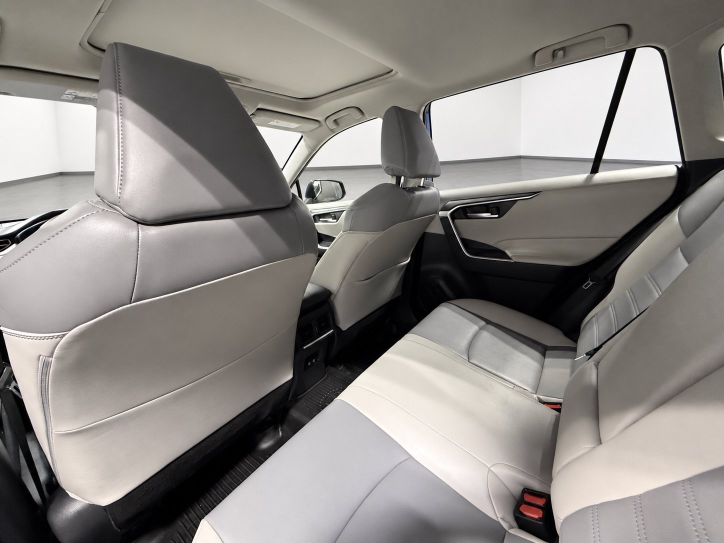 Used 2020 Toyota RAV4 XLE Premium AWD/4WD image 31