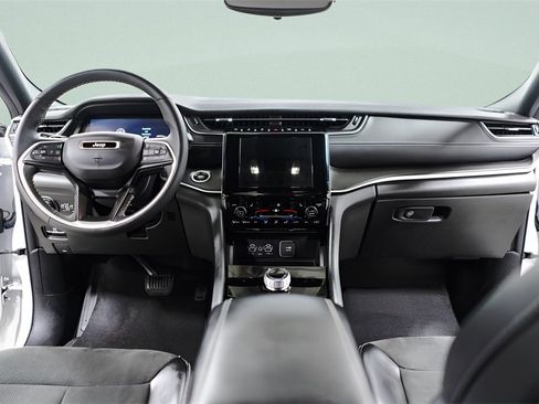 Used 2023 Jeep Grand Cherokee Altitude image 8