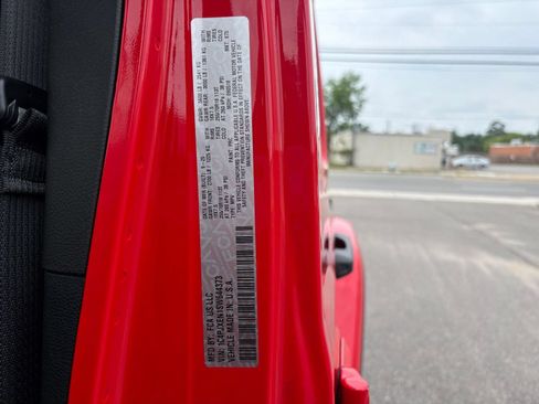 Used 2025 Jeep Wrangler Unlimited Sahara AWD/4WD image 29