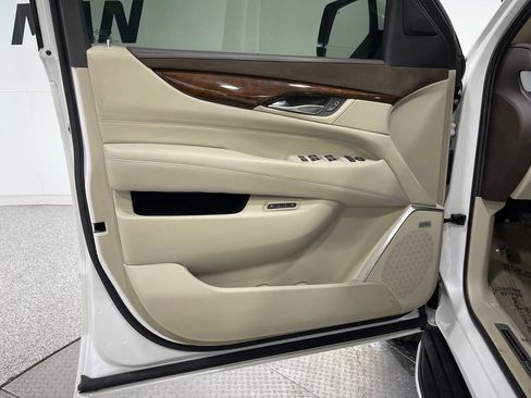 Used 2017 Cadillac Escalade ESV Luxury image 17
