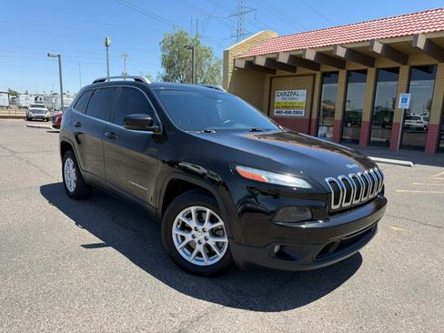 Used 2017 Jeep Cherokee Latitude w/ Safety/Convenience Group FWD image 1