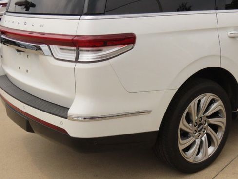 Used 2024 Lincoln Navigator Premiere AWD/4WD image 10