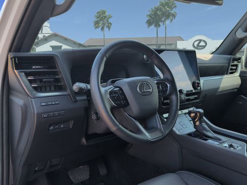 Used 2025 Lexus GX 550 w/ Accessory Package (2T) AWD/4WD image 12
