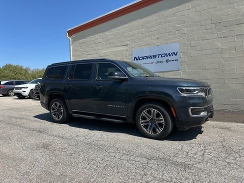 Used 2023 Jeep Wagoneer 4WD w/ Premium Group I image 2