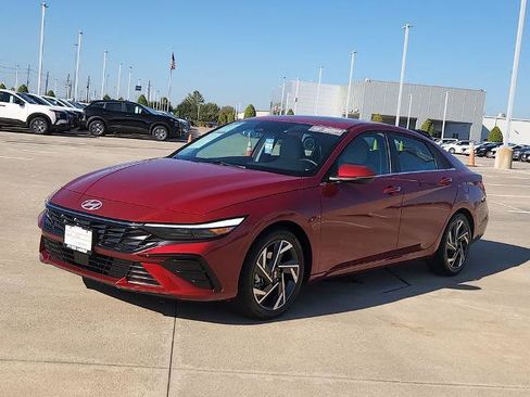 Used 2025 Hyundai Elantra Limited image 3