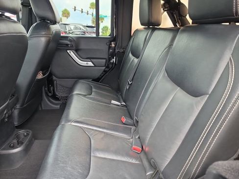 Used 2016 Jeep Wrangler Unlimited Sahara w/ Connectivity Group AWD/4WD image 11