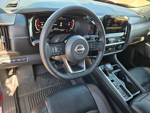 Used 2023 Nissan Pathfinder Platinum FWD image 18