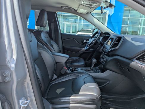 Used 2019 Jeep Cherokee Latitude Plus w/ Cold Weather Group AWD/4WD image 41