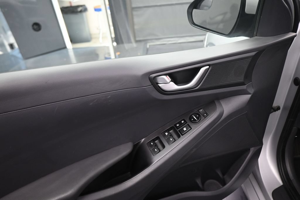 Used 2018 Hyundai Ioniq Blue FWD image 39