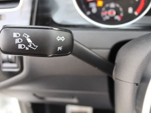 Used 2016 Volkswagen Golf S image 19