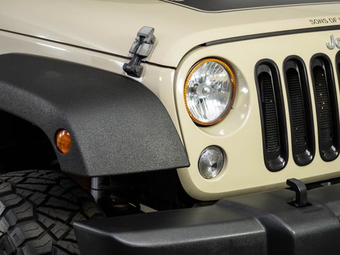 Used 2018 Jeep Wrangler Unlimited Sport w/ Connectivity Group AWD/4WD image 32