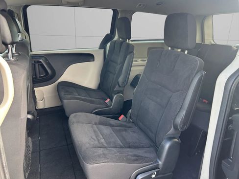 Used 2019 Dodge Grand Caravan SE w/ UConnect Hands-Free Group image 10