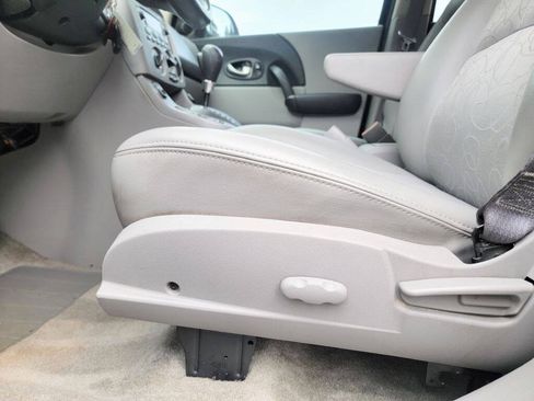 Used 2004 Saturn Vue 2WD V6 w/ Safe & Sound Pkg image 7