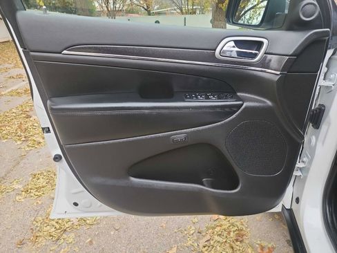 Used 2018 Jeep Grand Cherokee Limited image 16