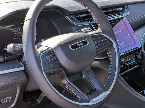 New 2025 Jeep Grand Cherokee Altitude image 19