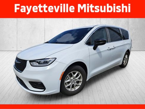 Used 2024 Chrysler Pacifica Touring-L FWD image 7