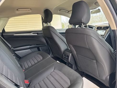 Used 2017 Ford Fusion SE w/ Fusion SE Technology Package FWD image 5