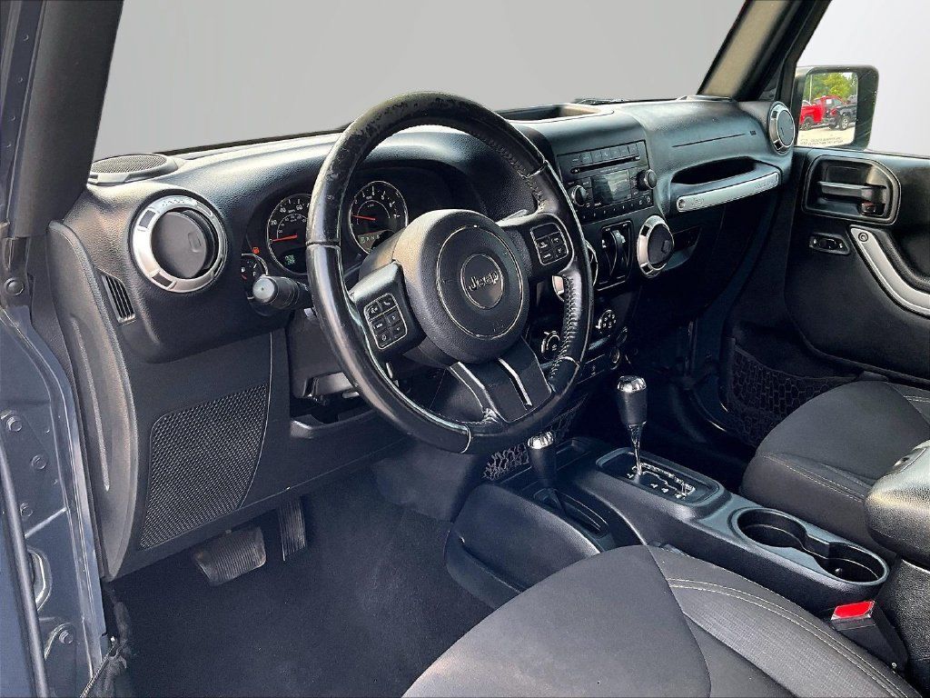 Used 2017 Jeep Wrangler Sahara w/ Connectivity Group AWD/4WD image 15