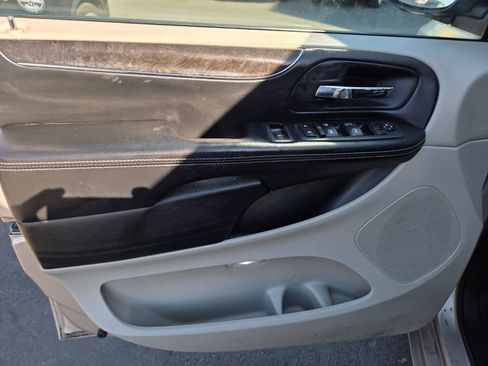 Used 2014 Chrysler Town & Country Touring image 7