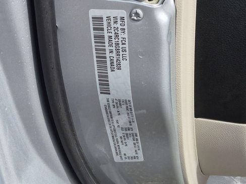 Used 2024 Chrysler Pacifica Touring-L FWD image 31