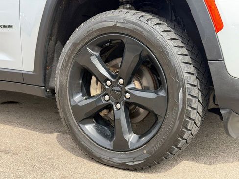 Used 2023 Jeep Grand Cherokee Altitude AWD/4WD image 25