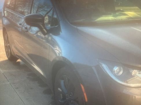 Used 2018 Chrysler Pacifica Touring Plus w/ S Appearance Package image 2