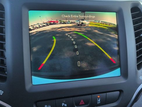 Used 2023 Jeep Cherokee Altitude Lux image 15