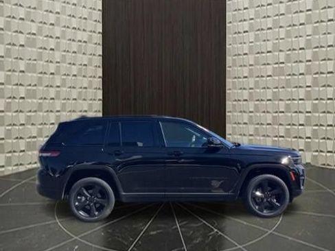 Used 2023 Jeep Grand Cherokee Altitude AWD/4WD image 4