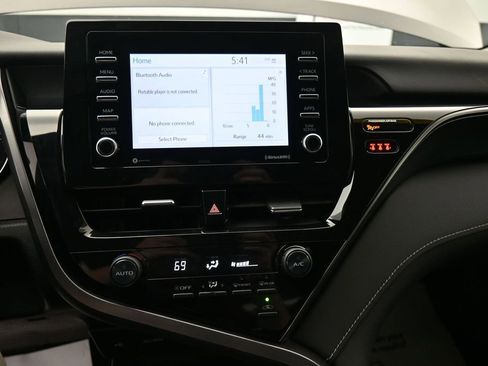 Used 2021 Toyota Camry SE FWD image 19