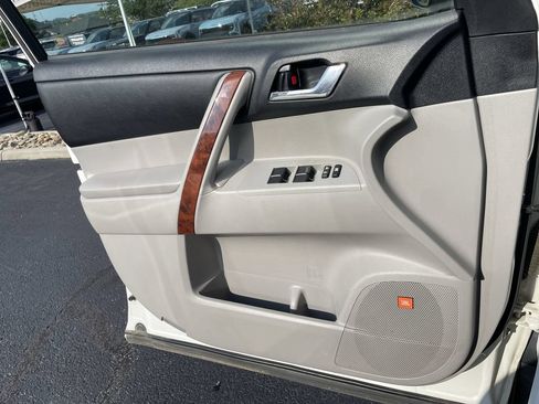 Used 2011 Toyota Highlander Limited w/ Tow Pkg FWD image 19