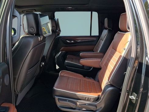 Used 2023 GMC Yukon XL Denali Ultimate AWD/4WD image 6