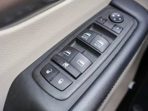 Used 2023 Chrysler Pacifica Touring-L FWD image 17