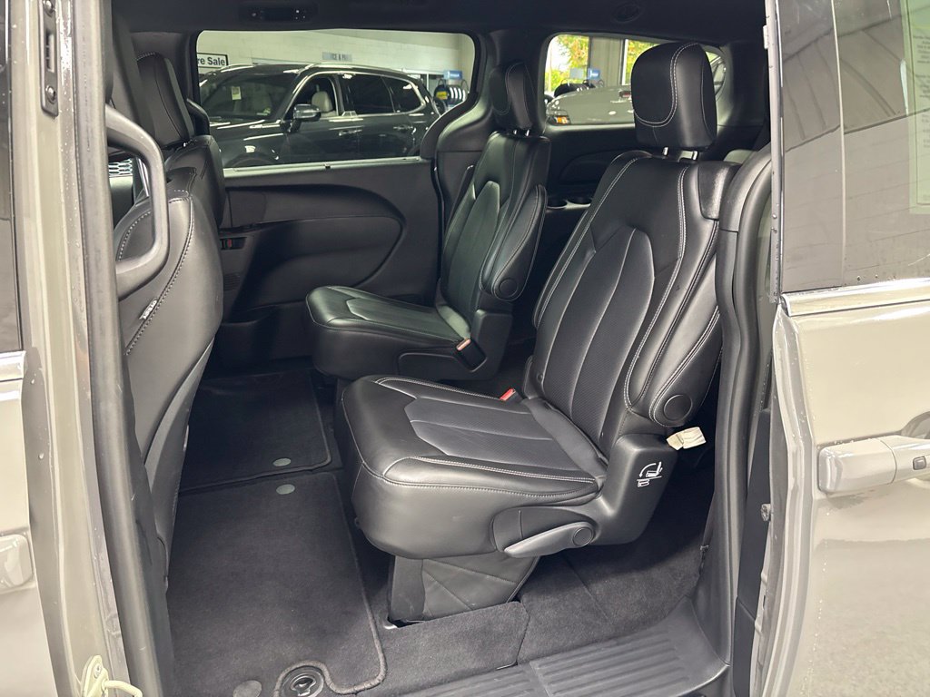 Used 2025 Chrysler Pacifica Select FWD image 39