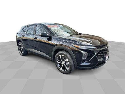 Used 2025 Chevrolet Trax RS w/ Sunroof Package FWD image 2