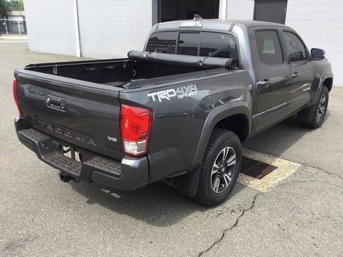 Used 2016 Toyota Tacoma TRD Sport w/ Towing Package AWD/4WD image 5