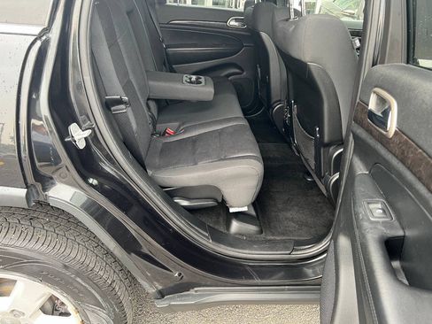 Used 2012 Jeep Grand Cherokee Laredo w/ Laredo E Group AWD/4WD image 24