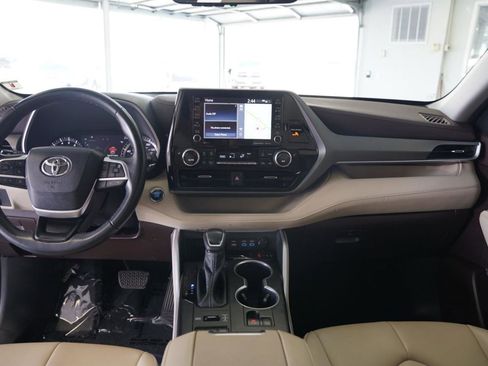 Used 2022 Toyota Highlander XLE AWD/4WD image 18